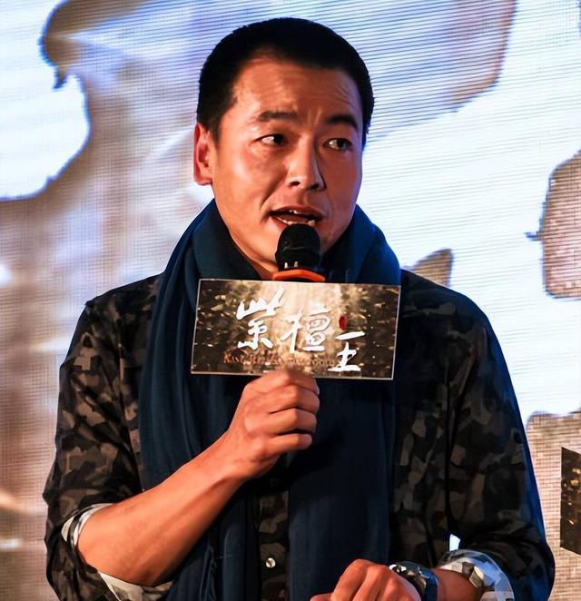演员王挺：父母离婚，帮爸爸还掉千万巨债后，40岁终与家人和解