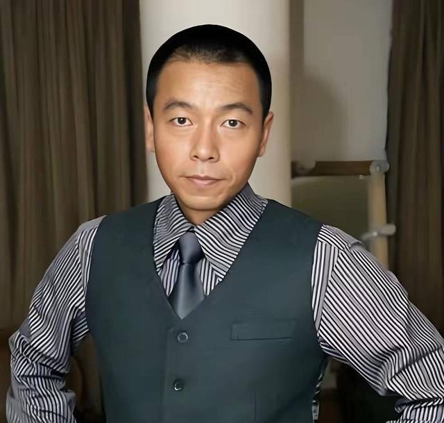 演员王挺：父母离婚，帮爸爸还掉千万巨债后，40岁终与家人和解