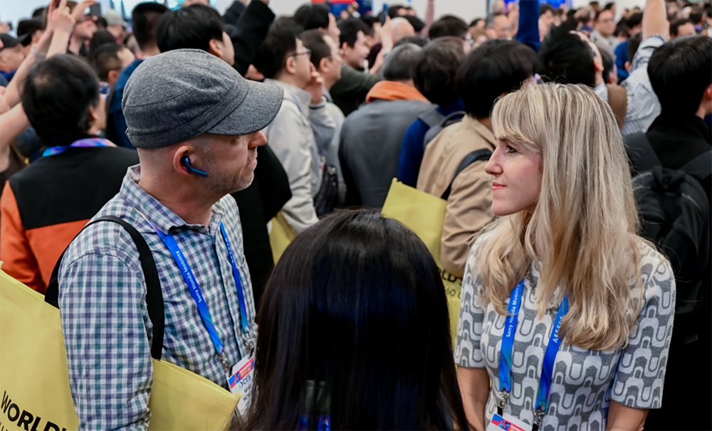 时空壶AI同传耳机CES秀到老外，嘈杂环境中清晰实时翻译，延迟低至2秒级