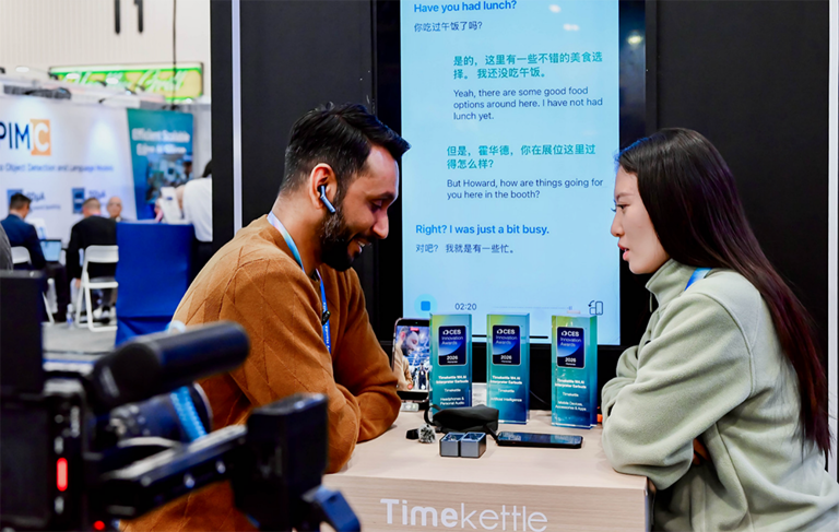 时空壶AI同传耳机CES秀到老外，嘈杂环境中清晰实时翻译，延迟低至2秒级