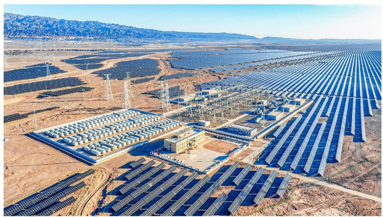 戈壁灘上崛起“藍(lán)色海洋”