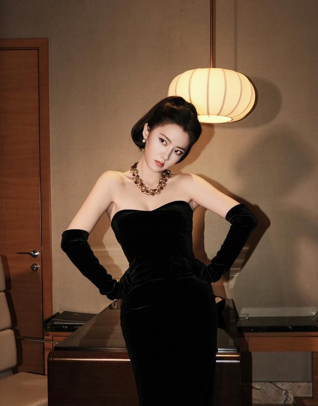 何子怡黑丝绒礼裙大片，复古风情揉碎了时光的温柔