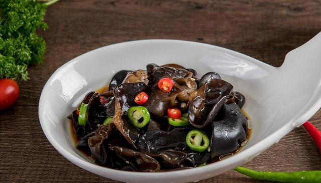 年过50，4种碱性菜要常吃，头发乌黑，嘴巴不臭，气色更好显年轻
