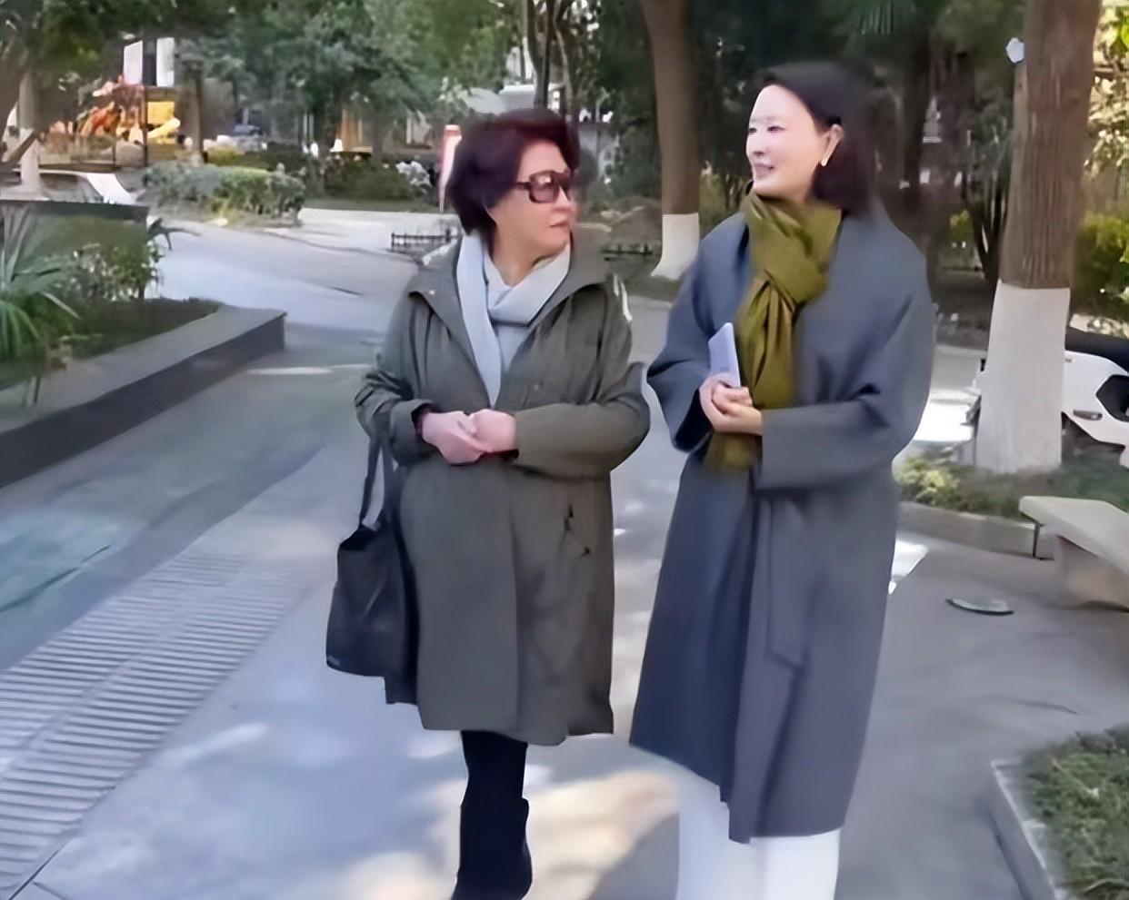 刘芳菲登门向庞叔令道歉! 眼里满是泪光，庞叔令拿出一柜子藏品来