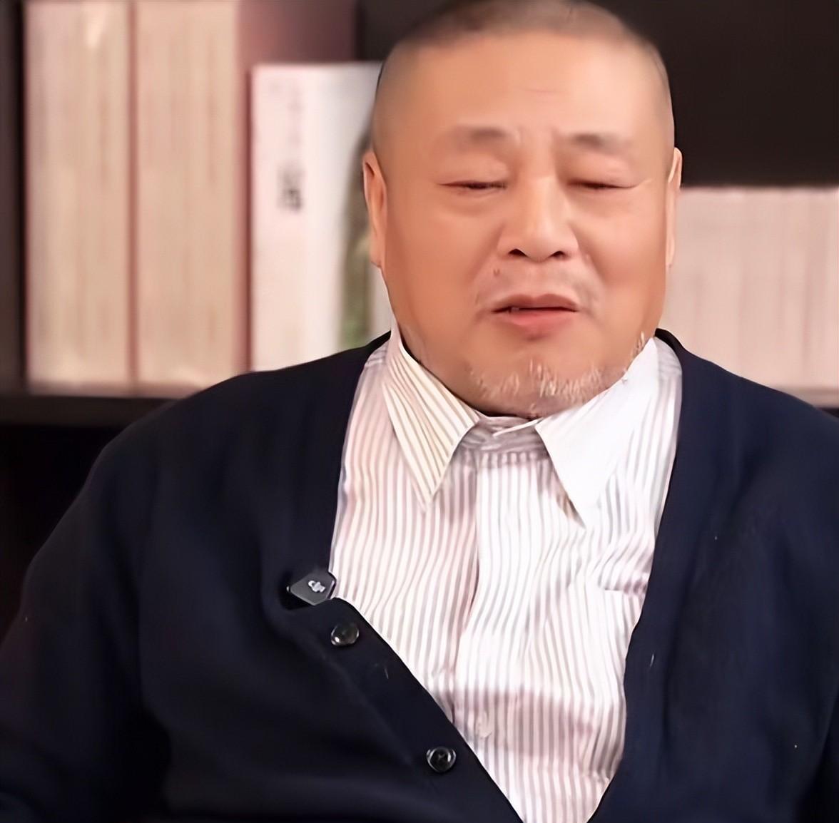 刘芳菲登门向庞叔令道歉! 眼里满是泪光，庞叔令拿出一柜子藏品来