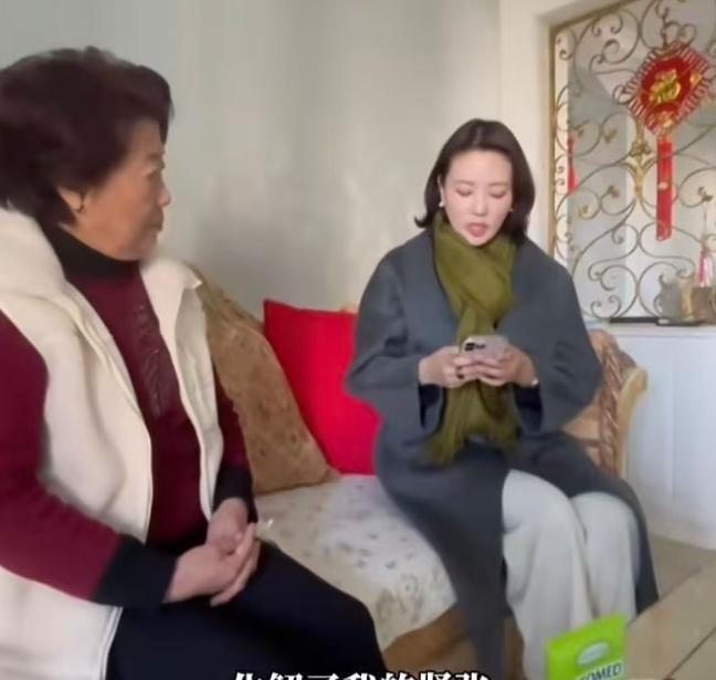 刘芳菲登门向庞叔令道歉! 眼里满是泪光，庞叔令拿出一柜子藏品来