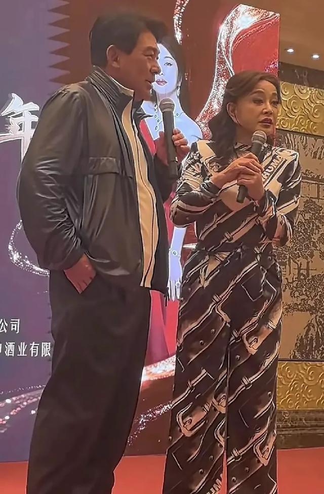75岁刘晓庆近照曝光，从影50周年活动现场展现真实状态
