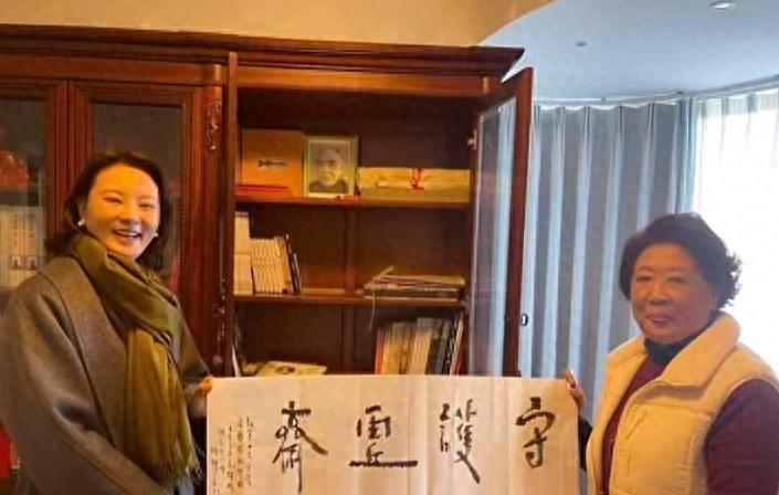 刘芳菲登门向庞叔令道歉! 眼里满是泪光，庞叔令拿出一柜子藏品来