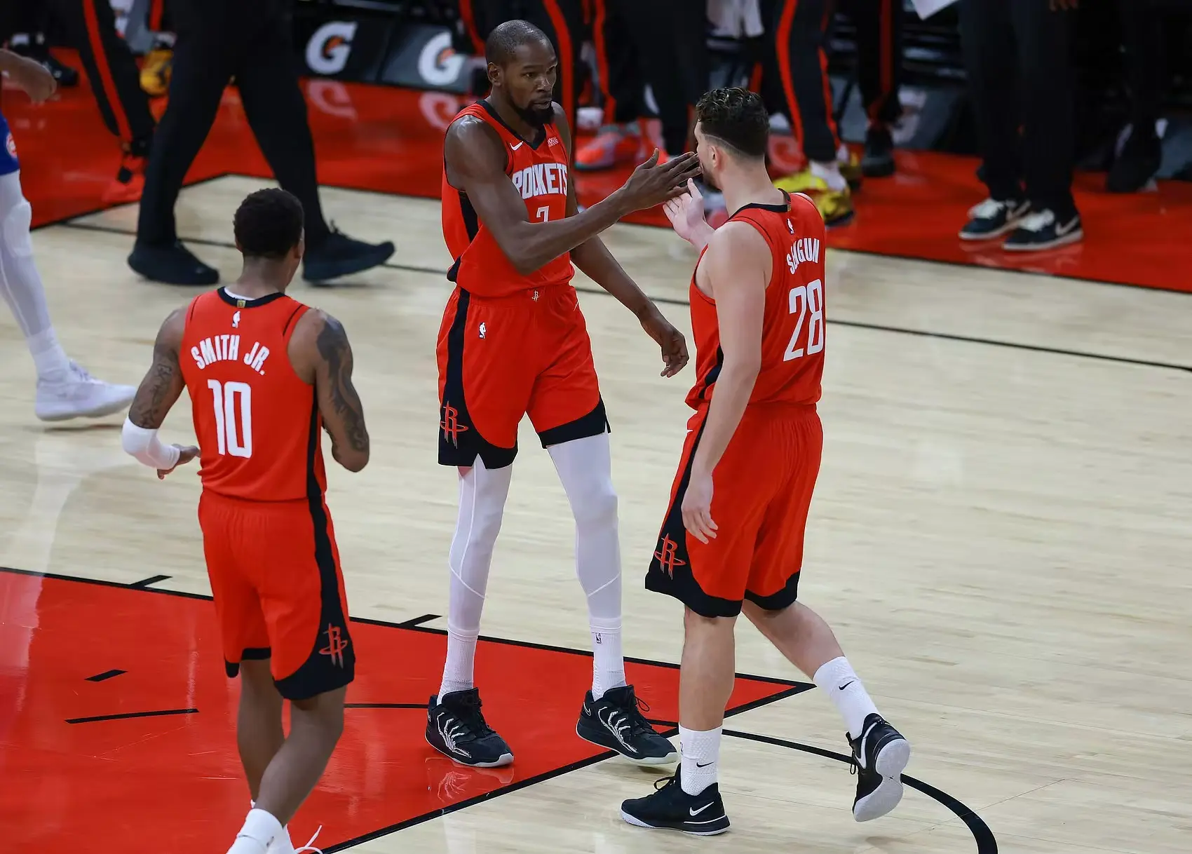 NBA排名乱了!火箭连胜冲前三，勇士原地踏步，快船双喜临门