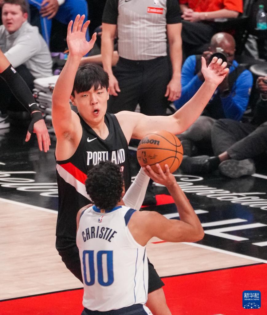 NBA常规赛：开拓者胜独行侠
