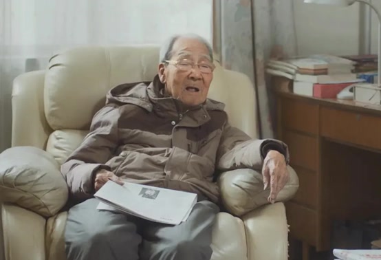 比较《静夜思》的英文翻译，我更欣赏许渊冲的跳出李白原意再创造