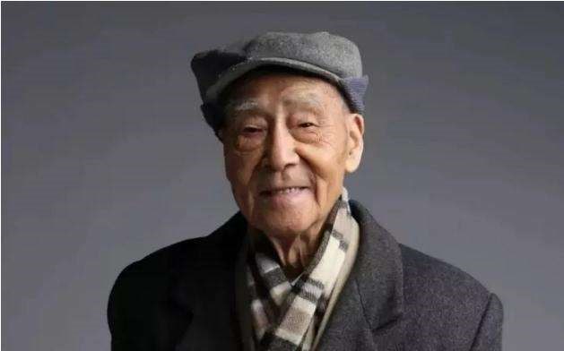 比较《静夜思》的英文翻译，我更欣赏许渊冲的跳出李白原意再创造