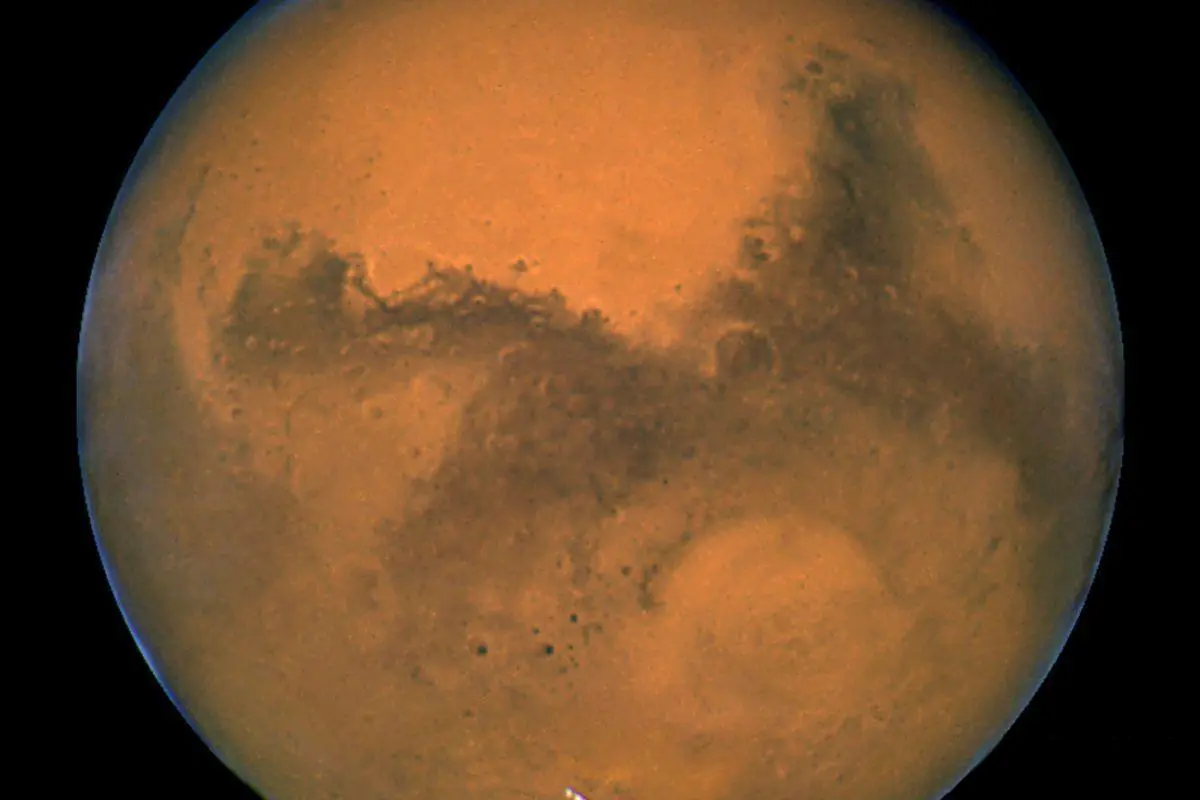 火星移民不再是梦! 科学家找到“黄金着陆点”：1米地下藏水冰，能喝还能当燃料