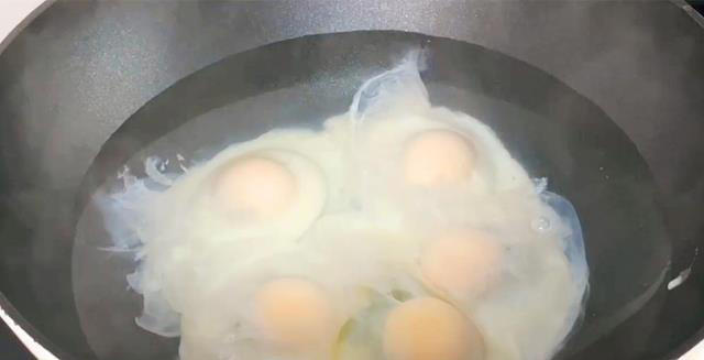 煮荷包蛋，水开下锅是不对的！学会这个技巧，鸡蛋完整嫩滑不粘锅