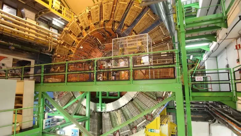 半张脸永不衰老的双面人：粒子加速器运转时，他意外把头伸了进去