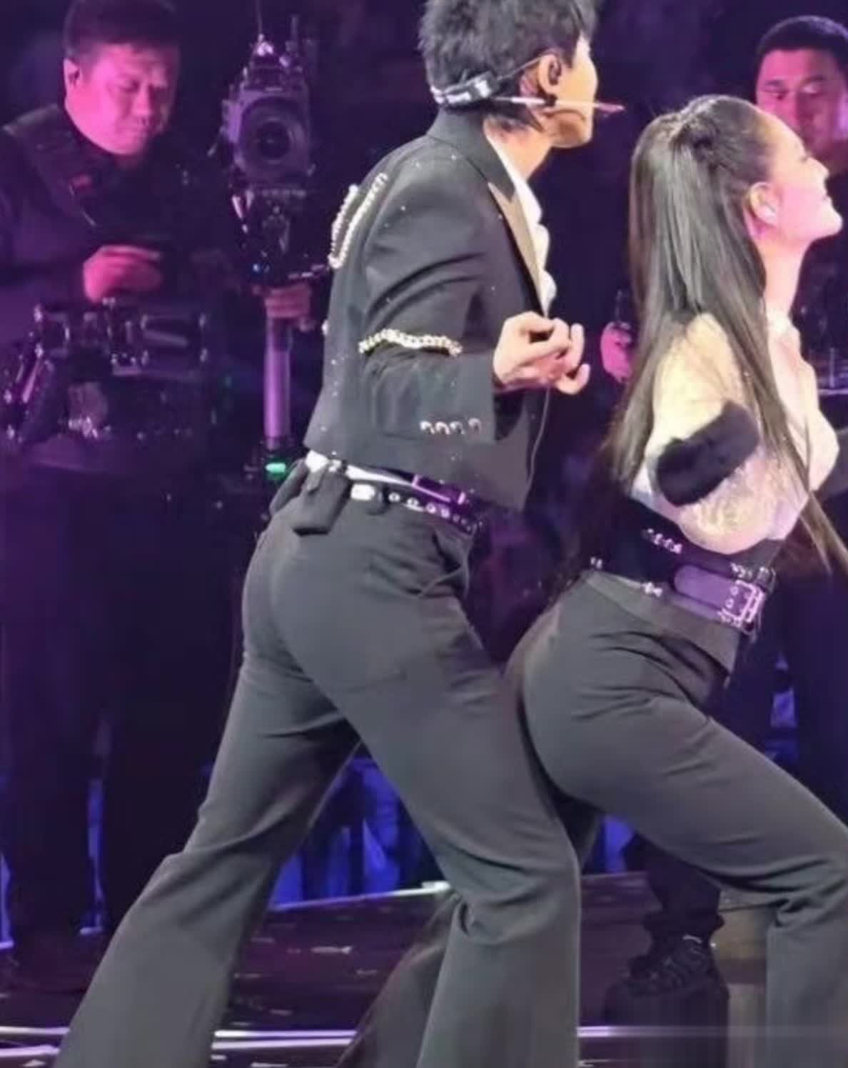 张杰谢娜同台跨年翻车，18年老粉脱粉，维嘉何炅为谢娜不值