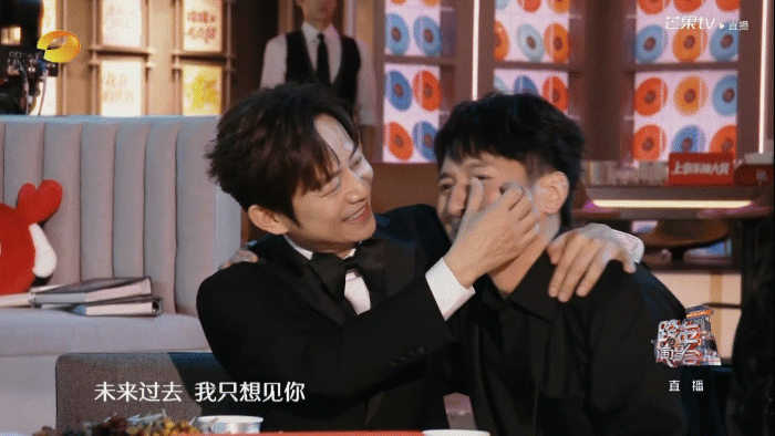 张杰谢娜同台跨年翻车，18年老粉脱粉，维嘉何炅为谢娜不值