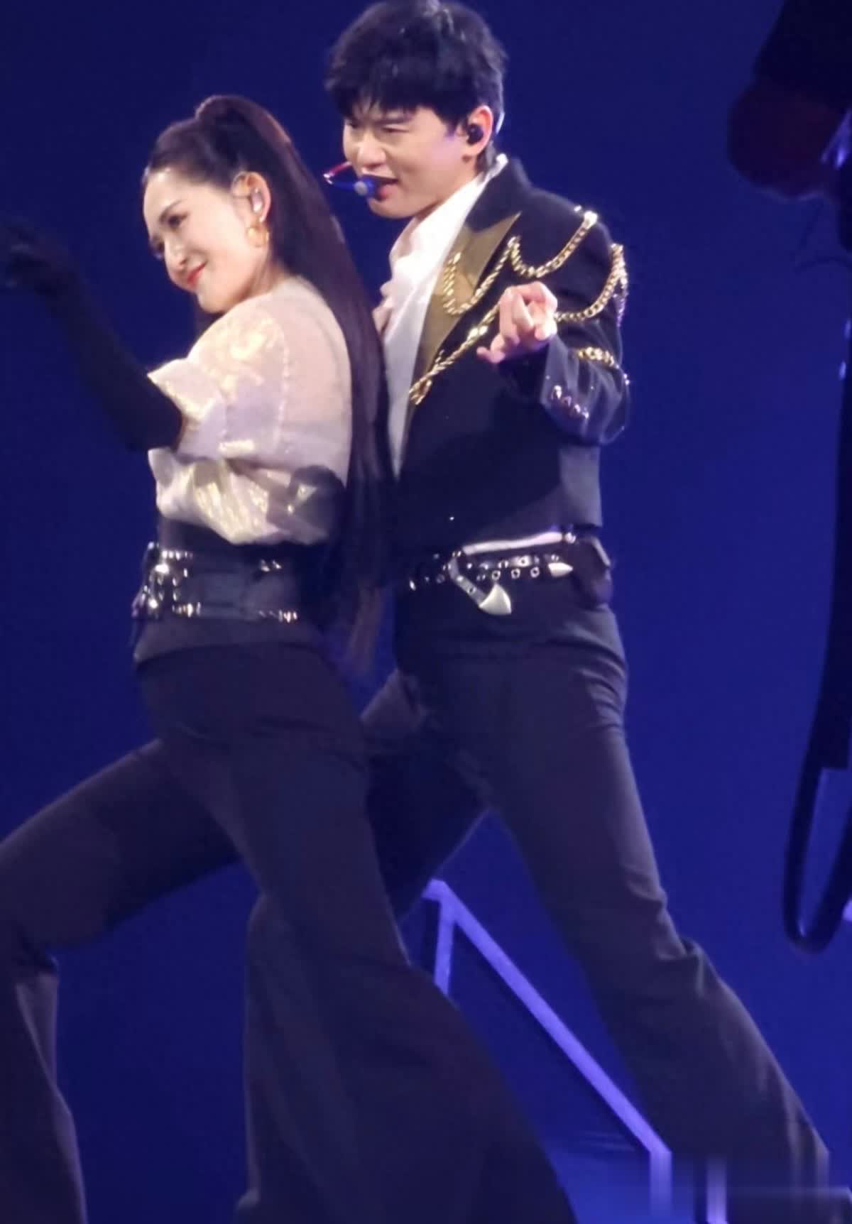 张杰谢娜同台跨年翻车，18年老粉脱粉，维嘉何炅为谢娜不值