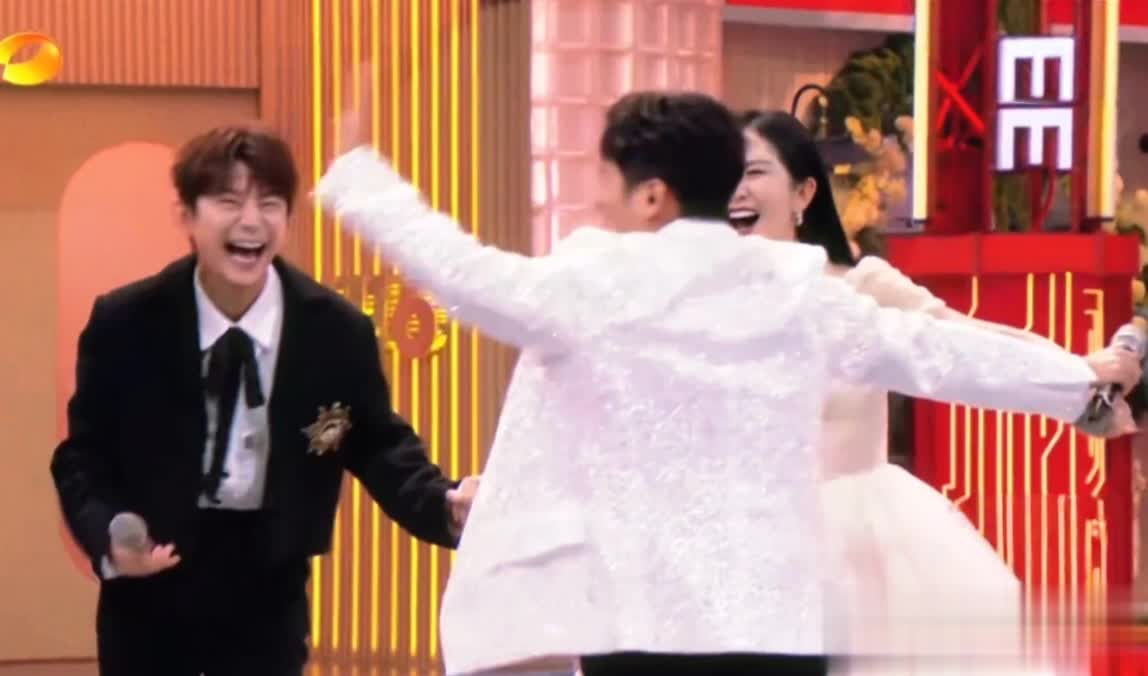 张杰谢娜同台跨年翻车，18年老粉脱粉，维嘉何炅为谢娜不值