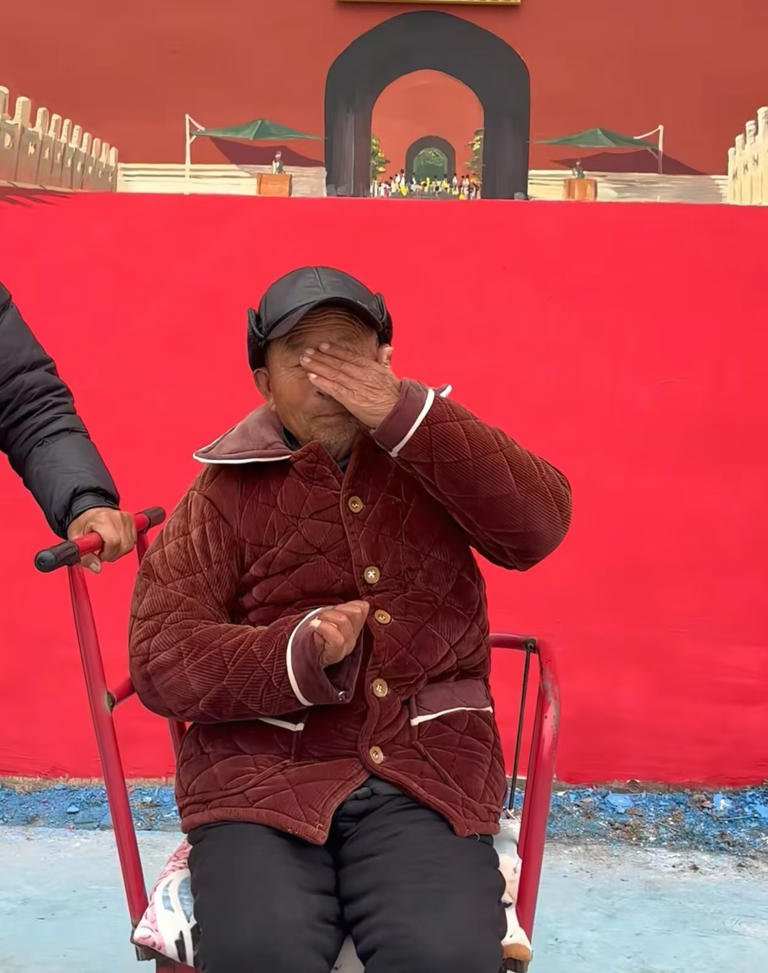 河南小伙为没去过北京的偏瘫大爷画了一个天安门，没想到带火整个村！每天数万人涌来