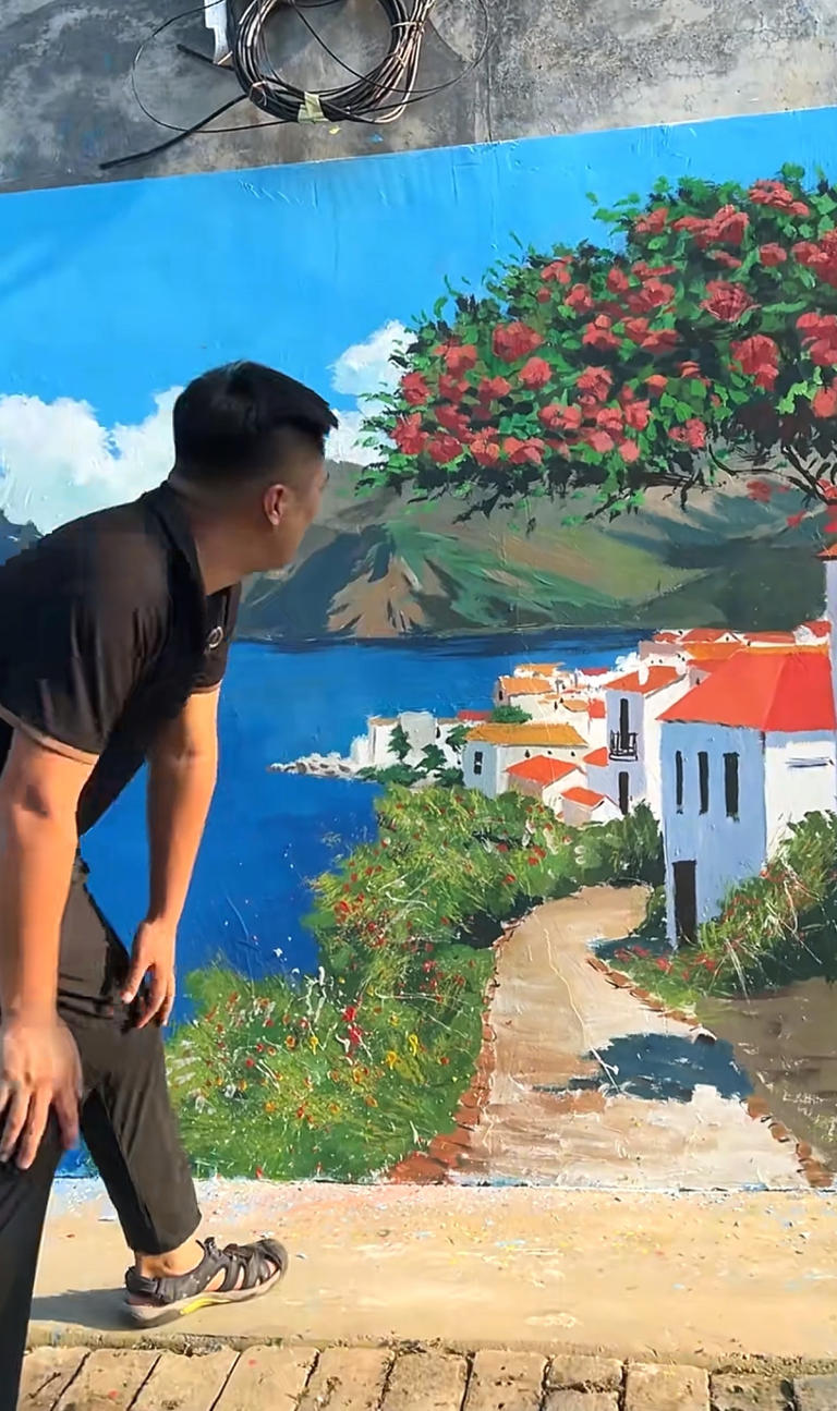 河南小伙为没去过北京的偏瘫大爷画了一个天安门，没想到带火整个村！每天数万人涌来