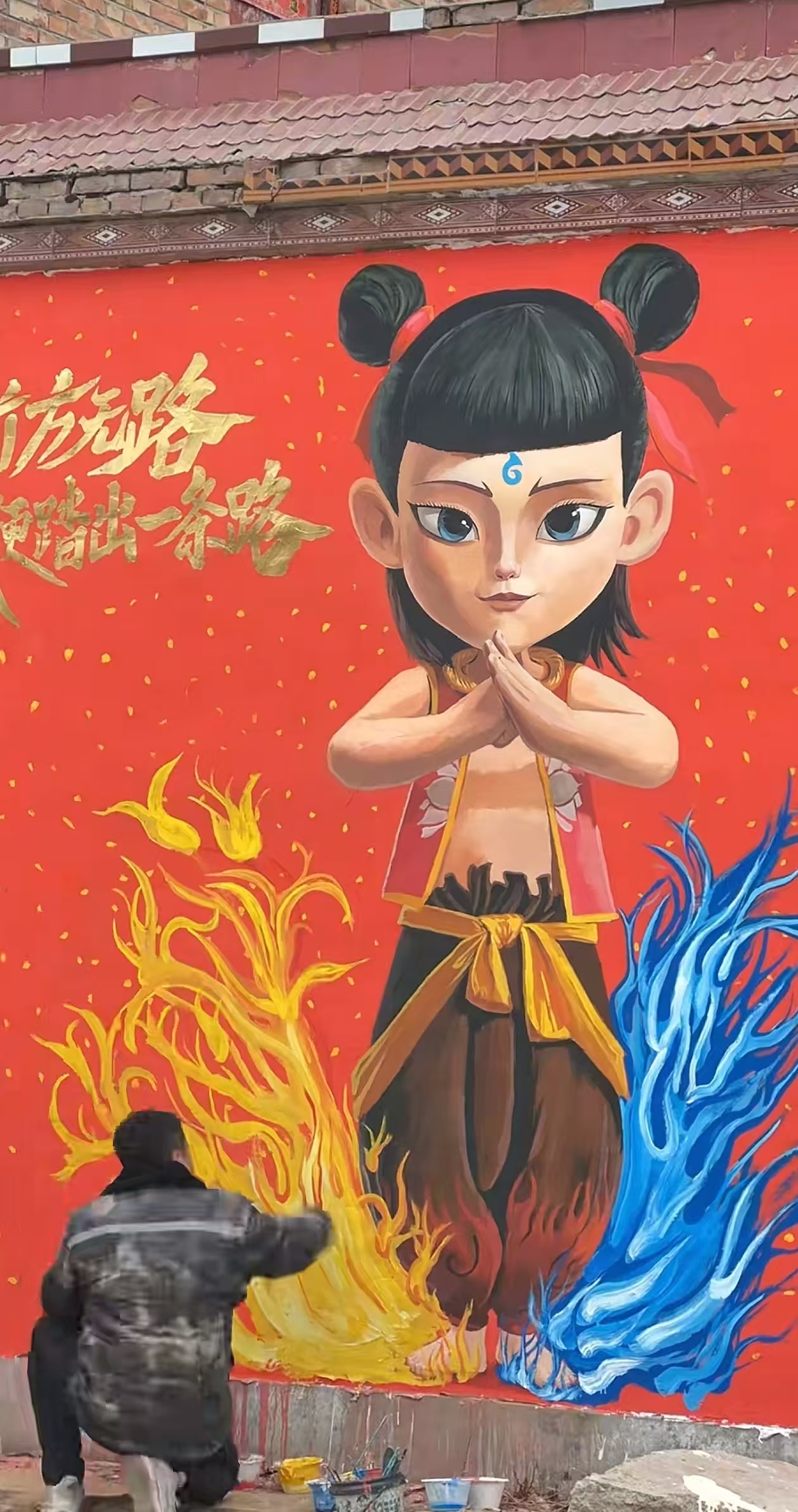 河南小伙为没去过北京的偏瘫大爷画了一个天安门，没想到带火整个村！每天数万人涌来