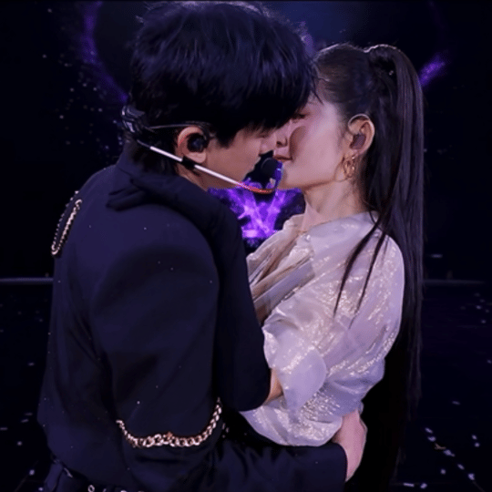 张杰谢娜同台跨年翻车，18年老粉脱粉，维嘉何炅为谢娜不值