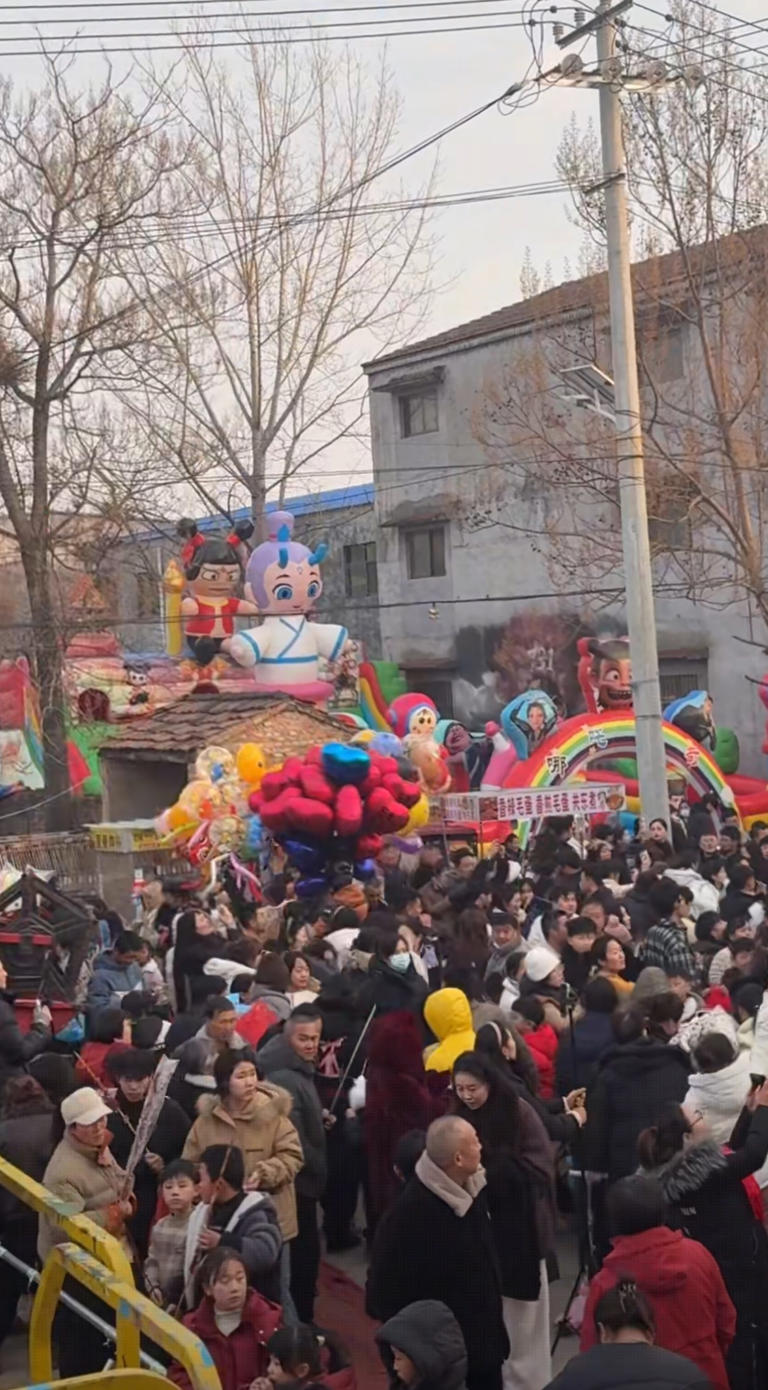 河南小伙为没去过北京的偏瘫大爷画了一个天安门，没想到带火整个村！每天数万人涌来