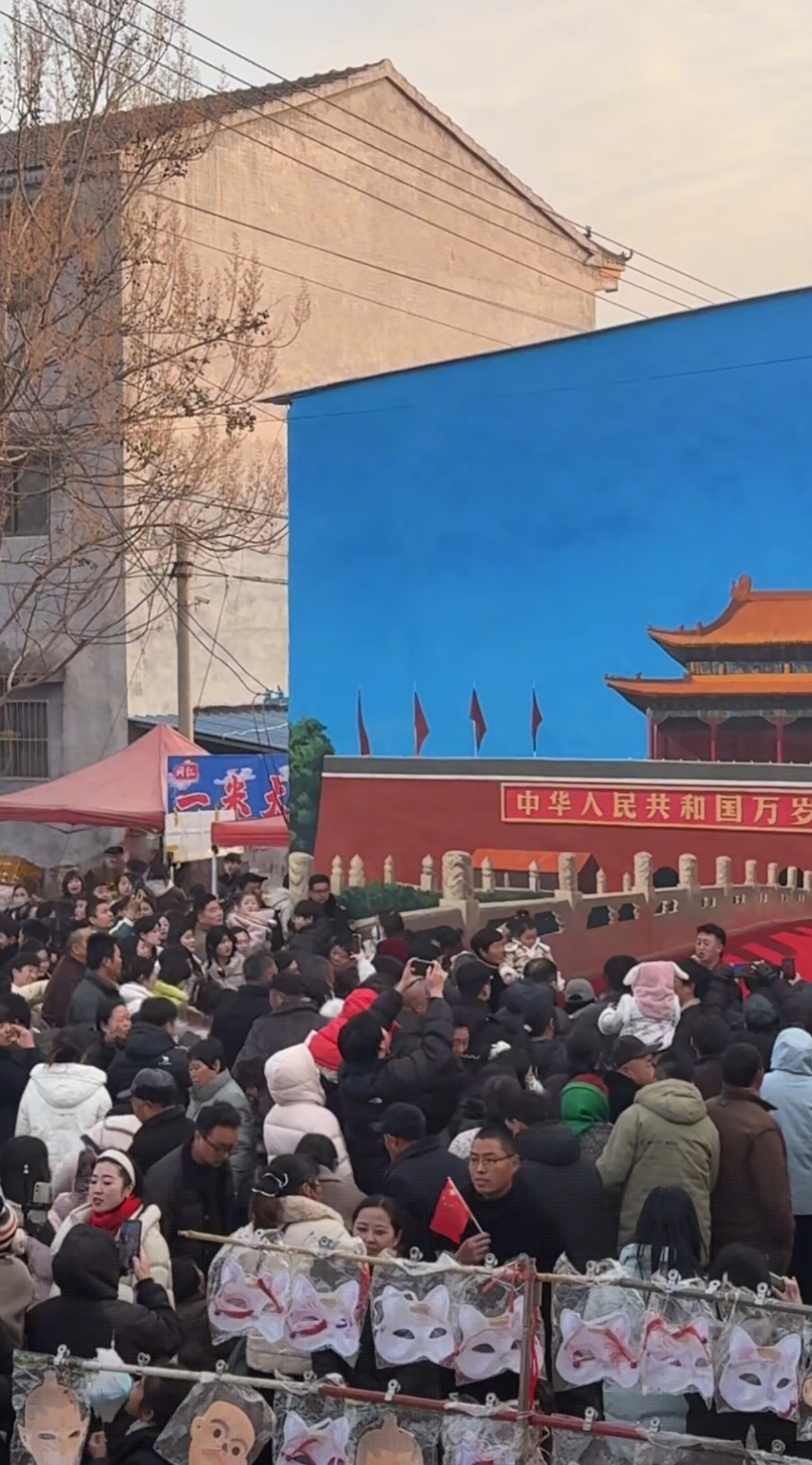 河南小伙为没去过北京的偏瘫大爷画了一个天安门，没想到带火整个村！每天数万人涌来