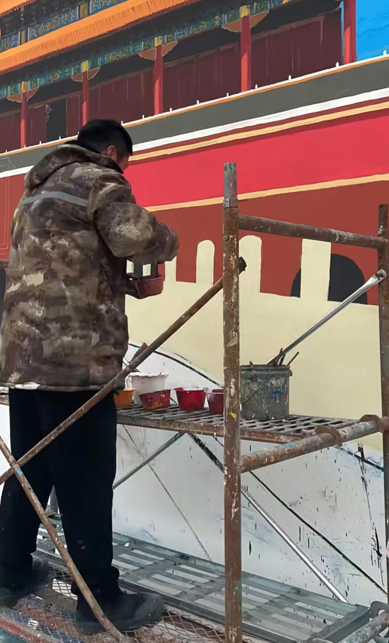 河南小伙为没去过北京的偏瘫大爷画了一个天安门，没想到带火整个村！每天数万人涌来