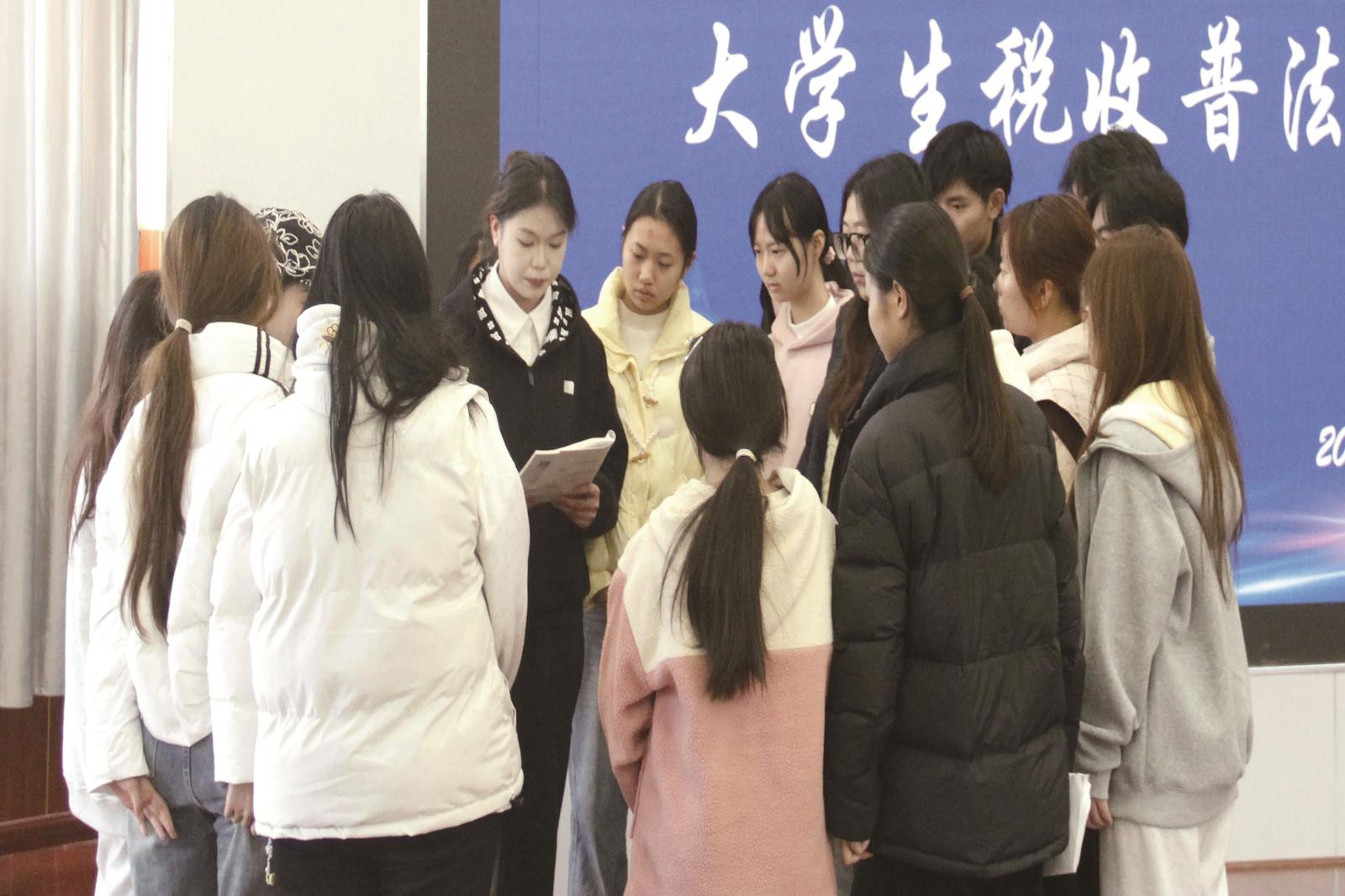 泸州高校开展沉浸式税收普法活动