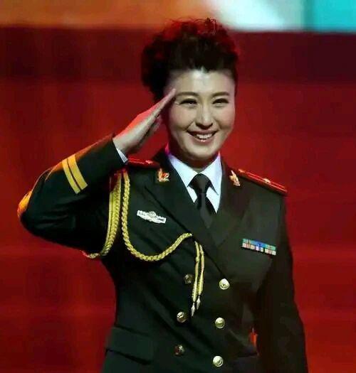 闫学晶母子接连道歉，赵本山当年的忠告果然应验了！不仅忘本还忘恩？