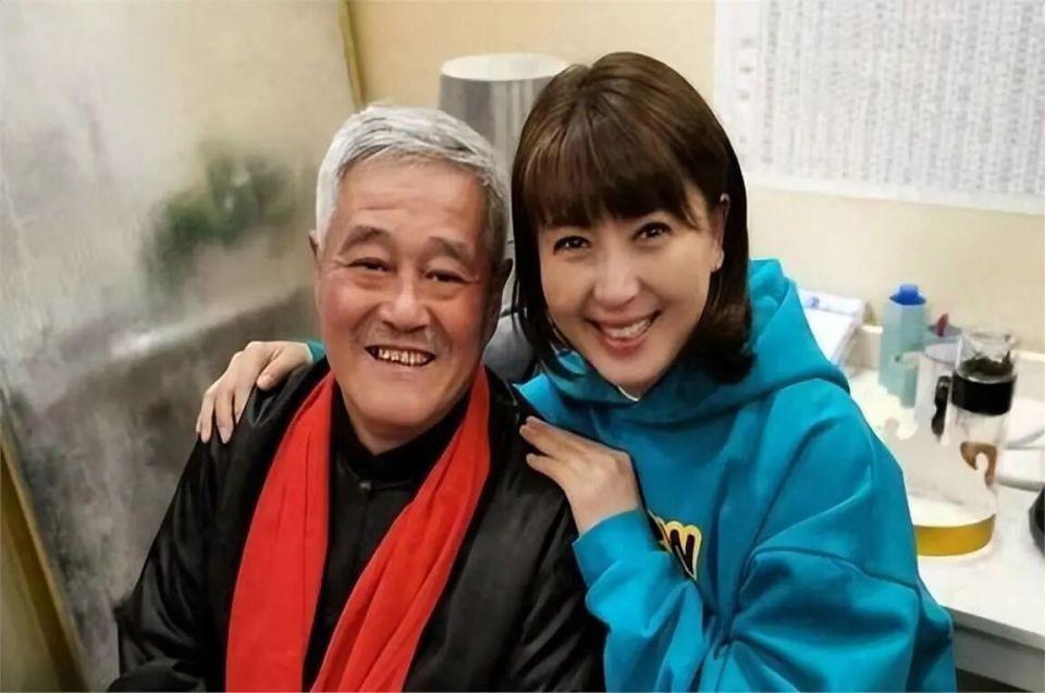 闫学晶母子接连道歉，赵本山当年的忠告果然应验了！不仅忘本还忘恩？