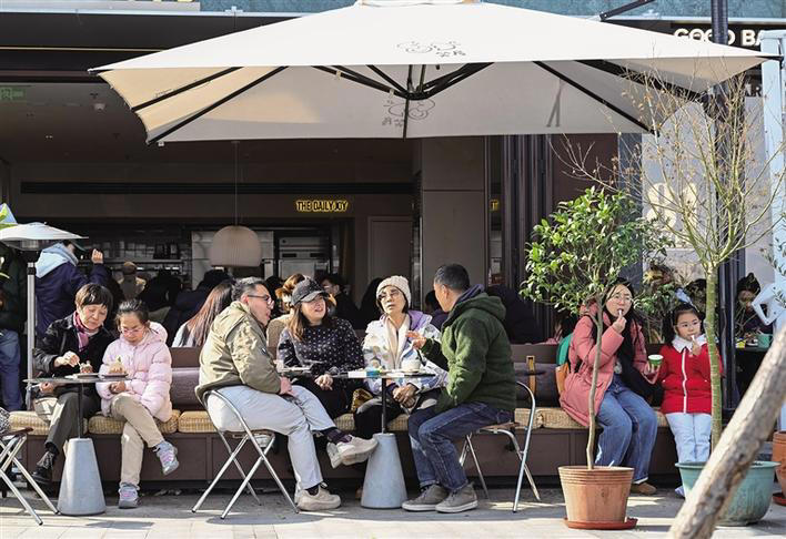 在规范中聚起外摆经营烟火气 上海激发消费新活力