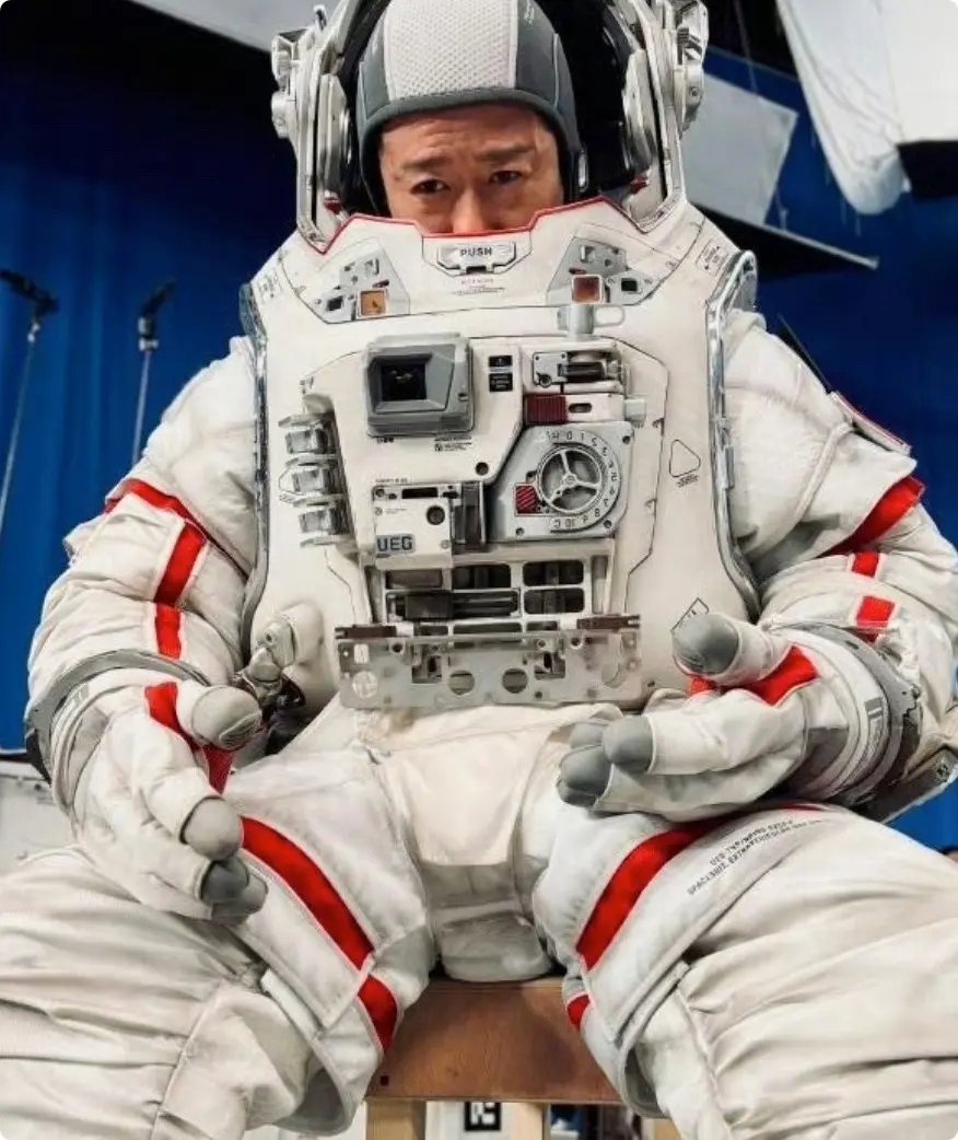 《流浪地球3》官宣沈腾马丽！竟是吴京岳父母，刘德华战损造型首曝光