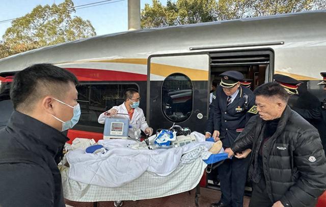 旅客列车上突发急病，G818次临停4分钟