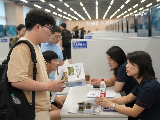 工人日报社评：推动新就业形态劳动者社保由“有”向“优”转变