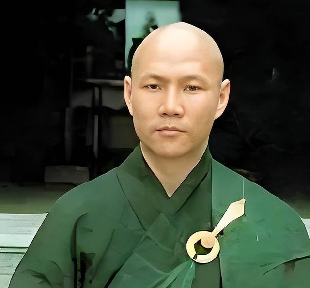 他曾因赵雅芝剃度出家，如今美国隐居，父母已逝妻儿也远离