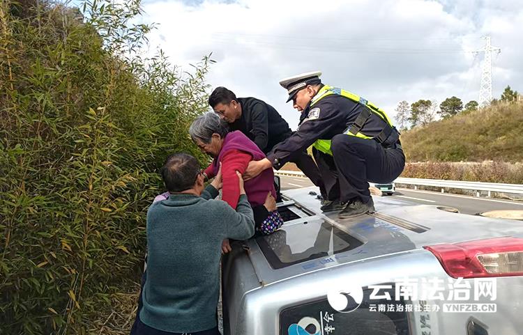 撬开车门那一刻——“有你们在，我就不怕了”