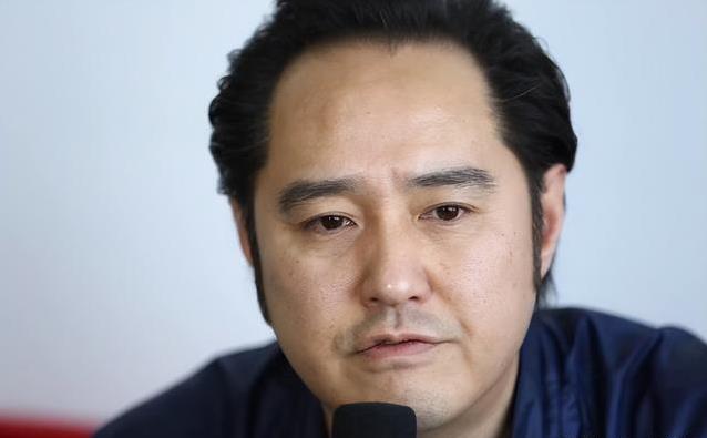 冯雷荧幕狠角色私下却顾家，隐婚8年小9岁妻子首晒婚纱照