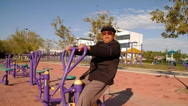 人到70岁多看手，长不长寿能显现？提醒：手上有这些表现值得恭喜