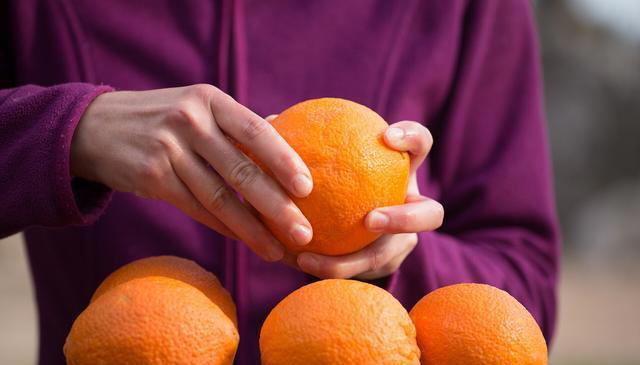 人到70岁多看手，长不长寿能显现？提醒：手上有这些表现值得恭喜