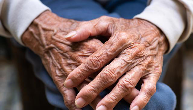 人到70岁多看手，长不长寿能显现？提醒：手上有这些表现值得恭喜