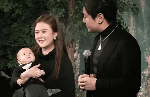 沈腾红毯邋遢抓紧老婆手腕，王琦暴瘦35斤斑秃却笑得最甜