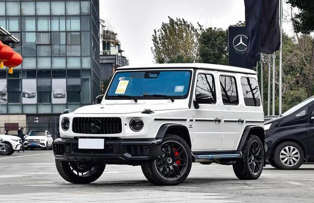 2026款奔驰AMG G 63实车亮相 585马力V8轻混，熊猫配色吸睛
