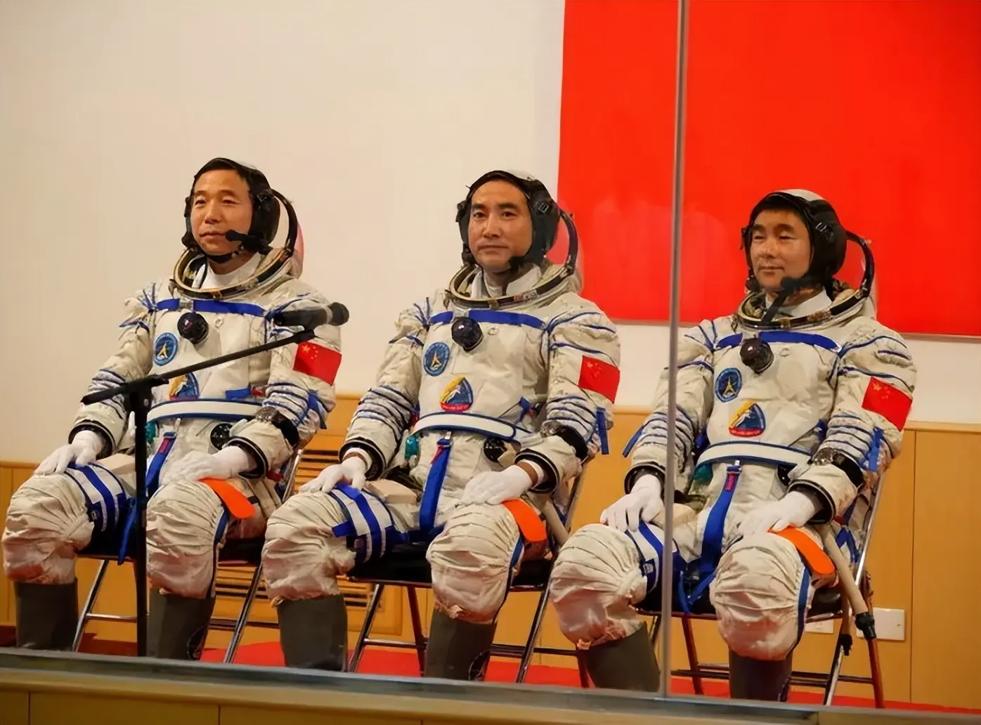 中国太空漫步第一人：翟志刚谈第一次出舱，2个意外让他准备牺牲