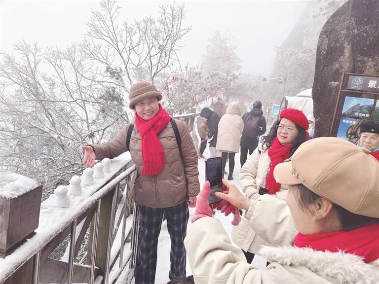 瑞雪“探”奇峰
