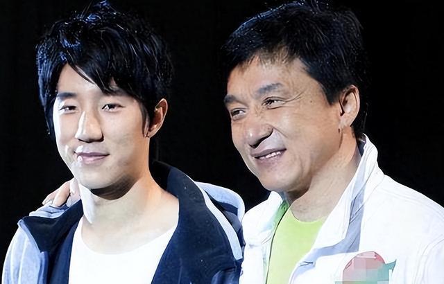 曾经当众认干儿子，现今71岁成龙公开道歉：对不起房祖名