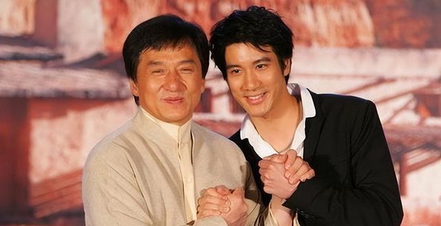 曾经当众认干儿子，现今71岁成龙公开道歉：对不起房祖名