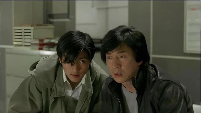 曾经当众认干儿子，现今71岁成龙公开道歉：对不起房祖名